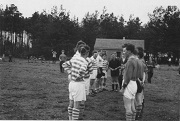 Fußballspiel vor dem Anpfiff auf dem Platz am ehemaligen Schwimmbad.